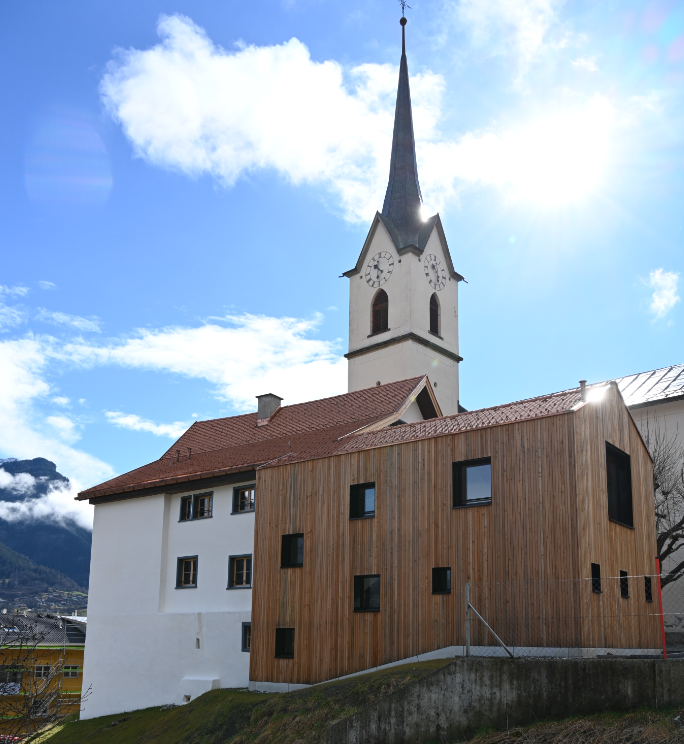 GR/ Cazis. Das 1454 erbaute Pfrundhaus mit dem Erweiterungsbau von 2022 auf dem Areal des Klosters St. Peter