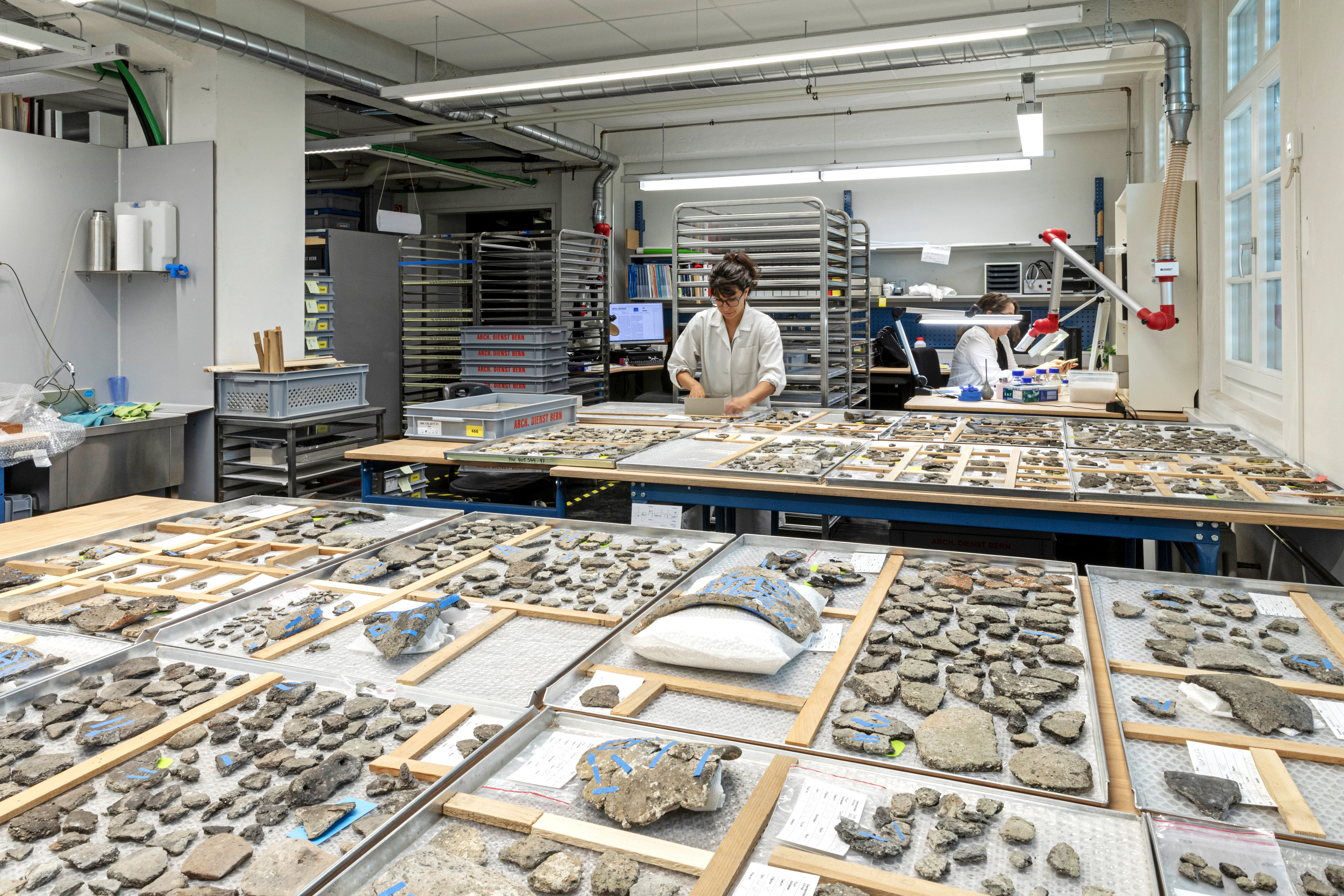 Die Fragmente von Keramikgefässen aus der Grabung Biel, Campus werden ausgelegt und zusammengesetzt