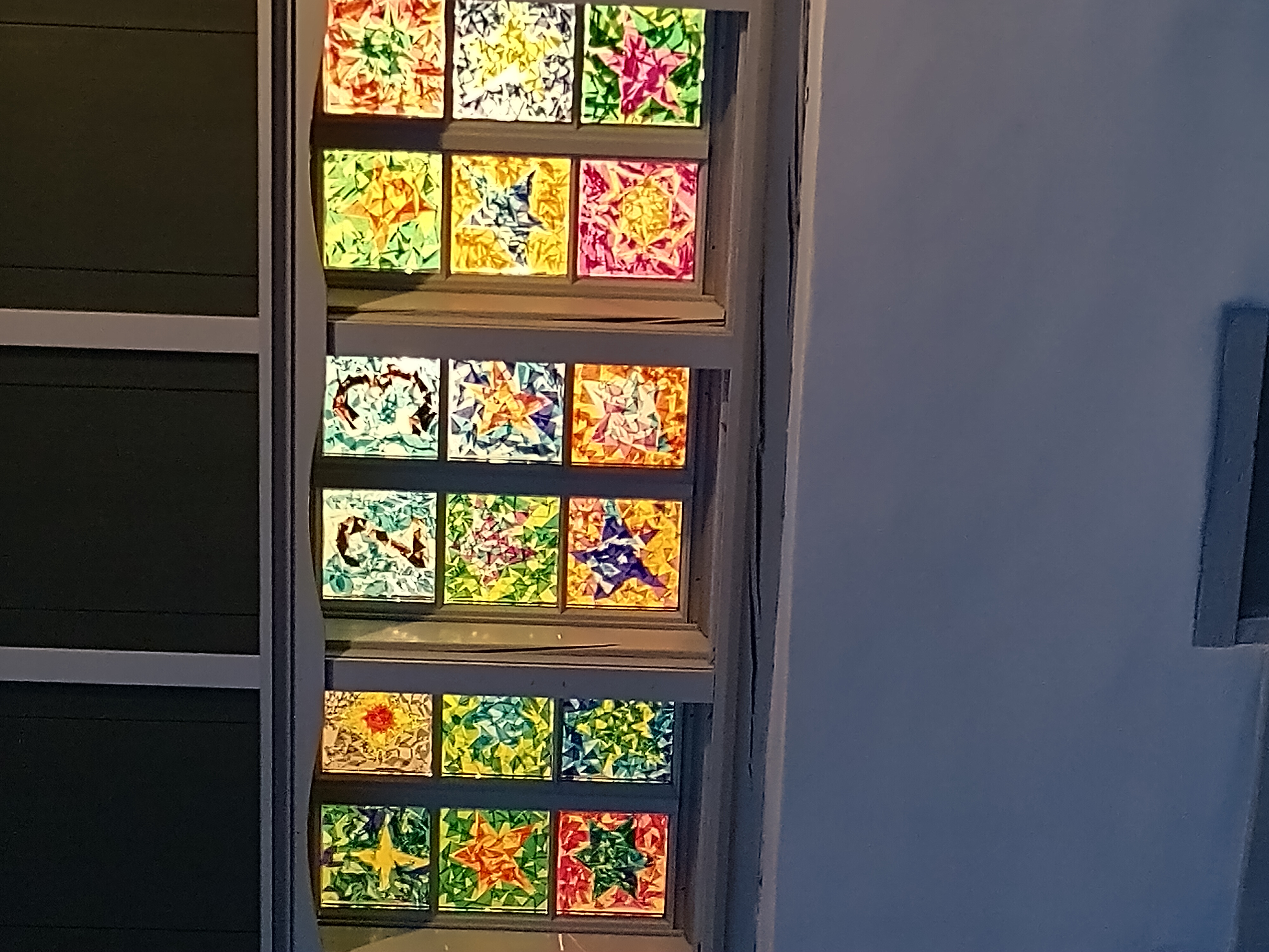 Farbige Fenster im Helen Dahm Museum