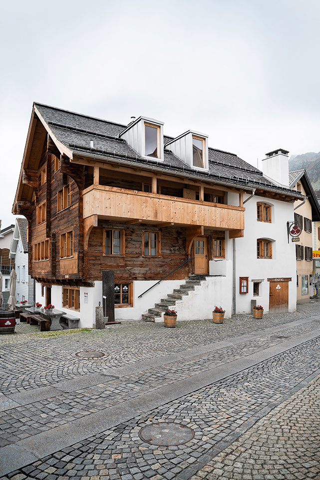 Auf dem Bild ist das Nossenhaus in Andermatt im traditionellen Blockbau zu sehen, welches 2015-2018 restauriert wurde.